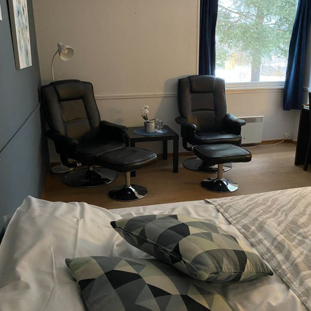 Hotellsrom med seng og sitteområde